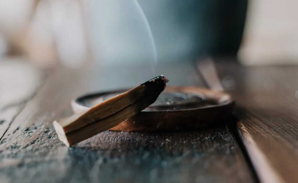 Guaiac Wood Base Note in Perfumes: A Smoky, Warm, and Long-Lasting Scent
